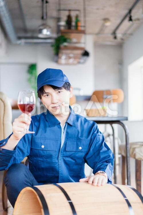こだわりのワインを生産する醸造家 乾杯,味見,香りの写真素材