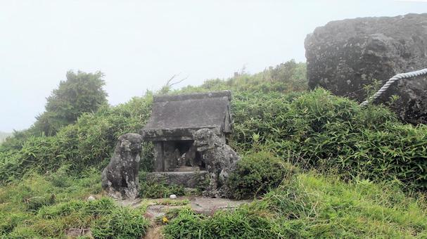 A shrine beside the approach to Hakone Komagatake Motomiya Shrine in the mist, JPG