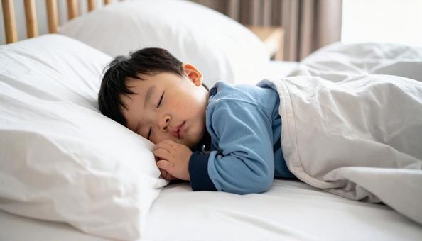 お昼寝する日本人の男の子の横顔 お昼寝する日本人の男の子の横顔の写真