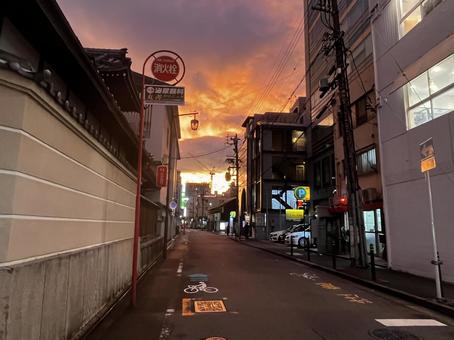 小道と夕焼け 小道と夕焼け 日差し,夏,晴れの写真素材
