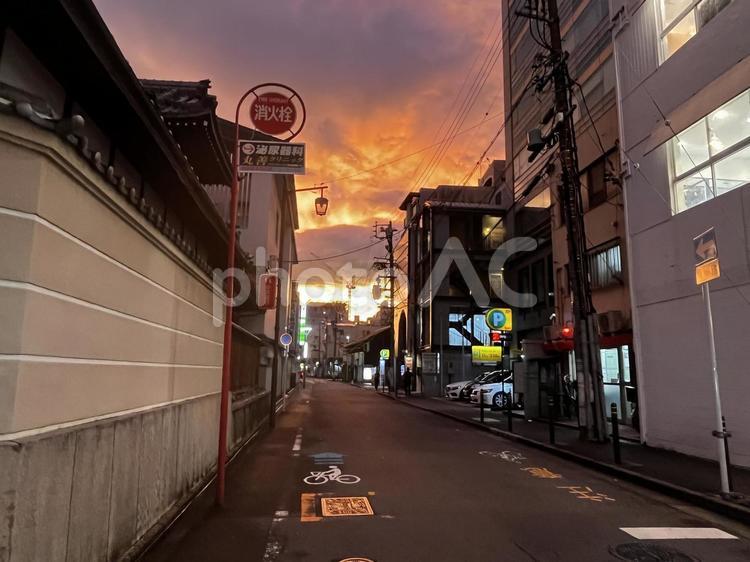 小道と夕焼け 日差し,夏,晴れの写真素材