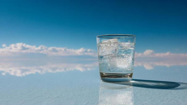 青空と反射が美しいグラスの中の氷 青空と反射が美しいグラスの中の氷の写真