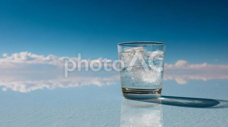 青空と反射が美しいグラスの中の氷 グラス,水,氷の写真素材
