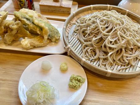 天ぷらとお蕎麦、薬味も添えて 天ぷらとお蕎麦、薬味も添えて 蕎麦,ざる蕎麦,せいろそばの写真素材