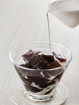 コーヒーゼリーにミルクをかける コーヒーゼリーにミルクをかける コーヒーゼリー,ミルク,かけるの写真素材