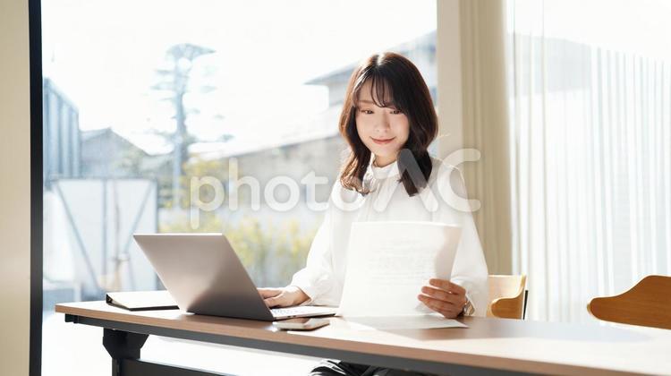 デスクワークをする笑顔のビジネスウーマン ビジネスウーマン,ビジネス,女性の写真素材