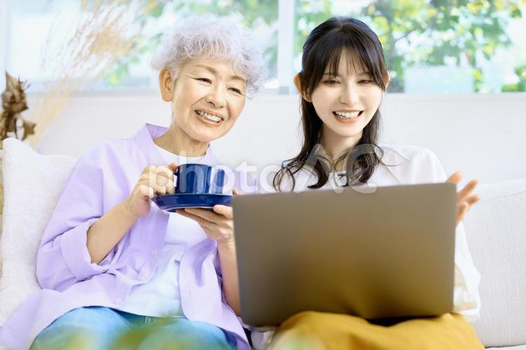 仲が良い母と娘　親子　嫁と姑　部屋 シニア,親子,家族の写真素材