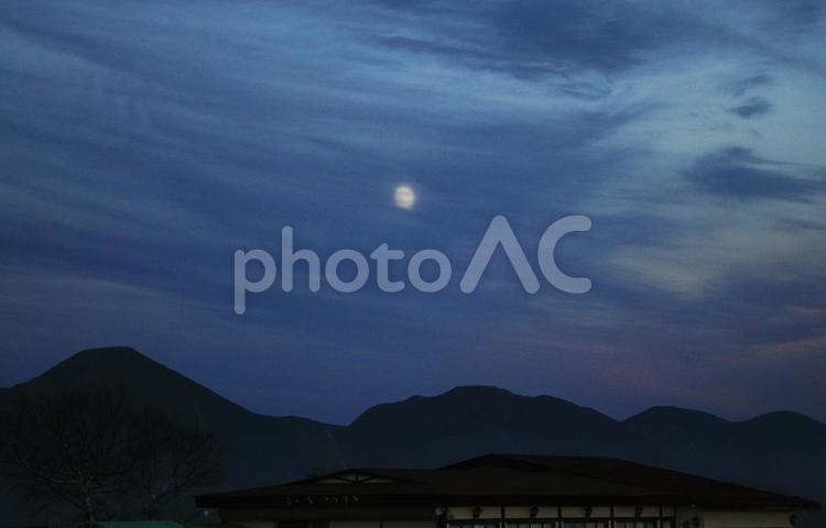 風に流される月の出 月,月の出,夕暮れの写真素材