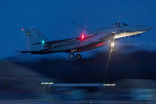 F-15戦闘機着陸f fー15,戦闘機,夜間飛行の写真素材
