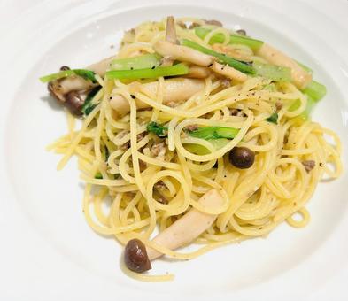 しめじと小松菜のオリーブパスタ しめじと小松菜のオリーブパスタ しめじ,小松菜,パスタの写真素材