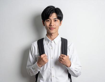 リュックを背負った白シャツの若い大学生 リュックを背負った白シャツの若い大学生の写真