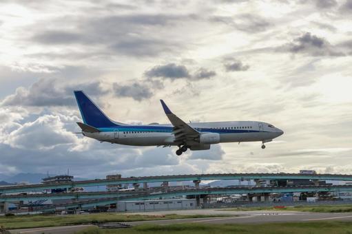 福岡空港の夕方の着陸シーン 福岡空港の夕方の着陸シーン 飛行機,航空機,旅客機の写真素材