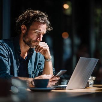 カフェで考えにふける若きビジネスマン カフェで考えにふける若きビジネスマンの写真