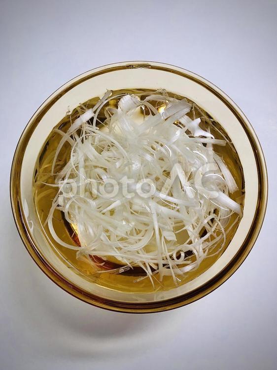 白髪ネギとガラスのボウル（真上ver.） ネギ,白髪ネギ,野菜の写真素材