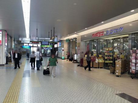 取手駅の改札口前のコンコースと雑踏(通路 取手駅の改札口前のコンコースと雑踏(通路の写真