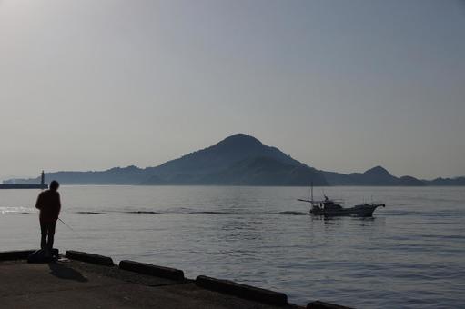 西日と興居島 西日と興居島 興居島,島,西日の写真素材