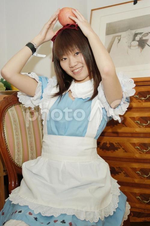 りんごを頭にのせる女の子 リンゴ,アップル,ワリンゴの写真素材