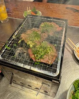 炭火で焼くネギ塩タン 焼肉,炭火焼き,七輪の写真素材