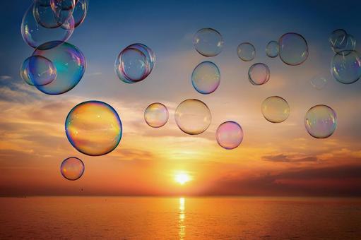 夕焼け空とキラキラなシャボン玉 夕焼け空とキラキラなシャボン玉の写真
