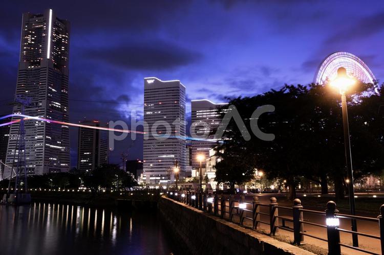 ロープウェイの光跡 海,運河,空の写真素材