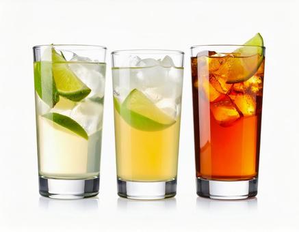 カクテルが並ぶグラスのイメージ素材の写真