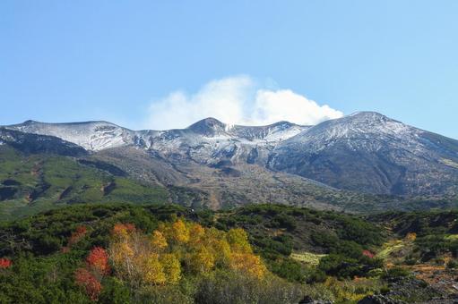 白い噴煙と雪化粧と青空と十勝岳 白い噴煙と雪化粧と青空と十勝岳 白い,噴煙,十勝岳望岳台の写真素材