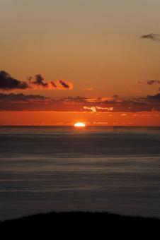 水平線から昇る朝日 島,朝陽,朝日の写真素材