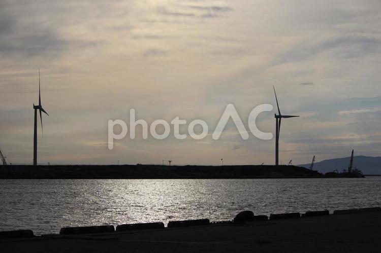 風車のある風景　夕暮れの港　秋田港７ 風車,港,風力発電の写真素材