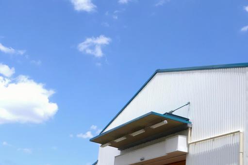倉庫の屋根と空3縦 倉庫の屋根と空3縦 倉庫,工場,企業の写真素材