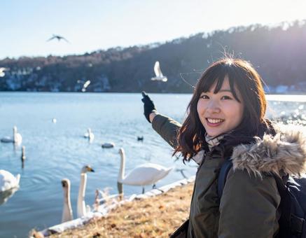 冬の湖・白鳥を観察する彼女 冬の湖・白鳥を観察する彼女の写真
