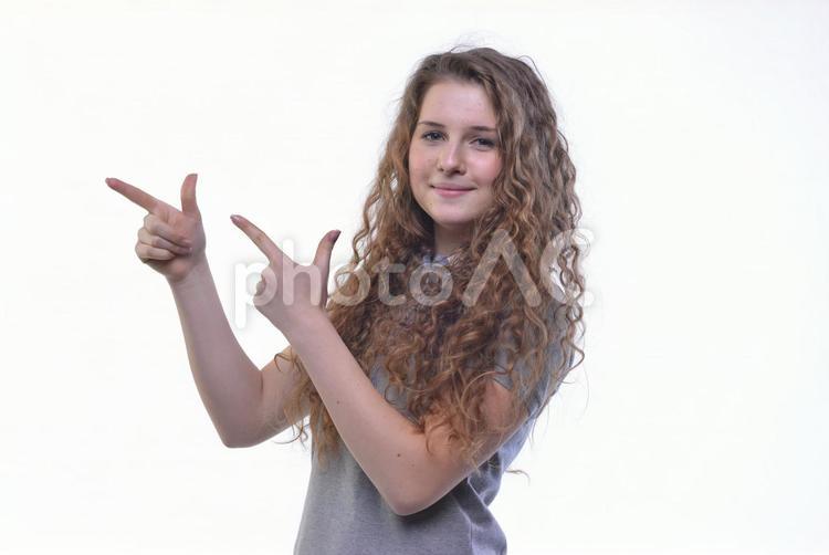 指を差す外国人女性2 人物,女性,外国人の写真素材