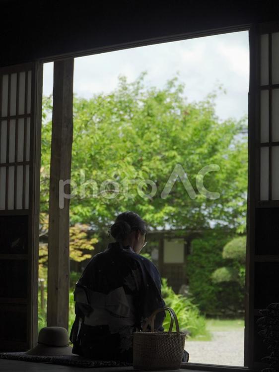 古民家に腰掛ける和服姿の女性２ 古民家,家,女の写真素材