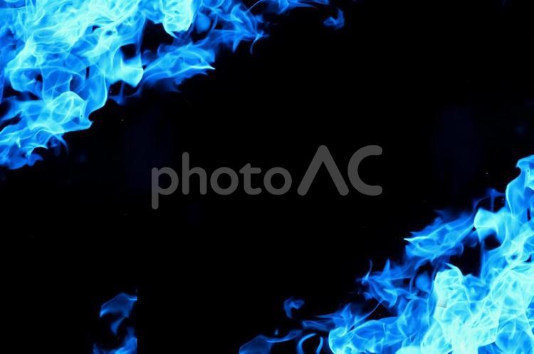 燃え上がる青い炎の迫力ある画像 炎,青,ブルーの写真素材