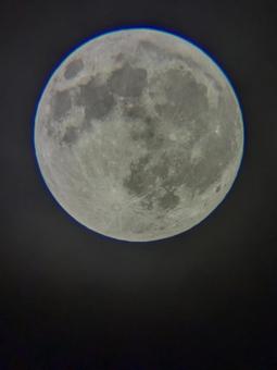 望遠鏡で見た満月 望遠鏡で見た満月の写真