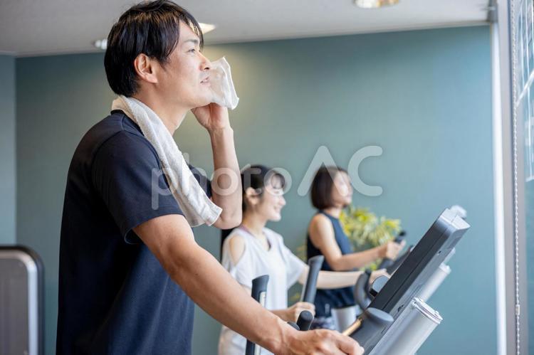 スポーツジムで運動する男女（笑顔） スポーツジム,有酸素運動,運動の写真素材