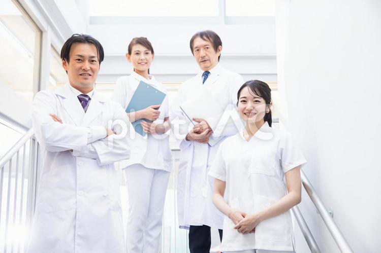 病院で働く医者と看護師（4人） 医者,看護師,病院の写真素材