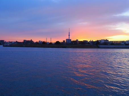 夕焼けスカイツリーが映える中川 夕焼けスカイツリーが映える中川の写真