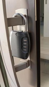 Photo, key box, dial type, outdoors, 