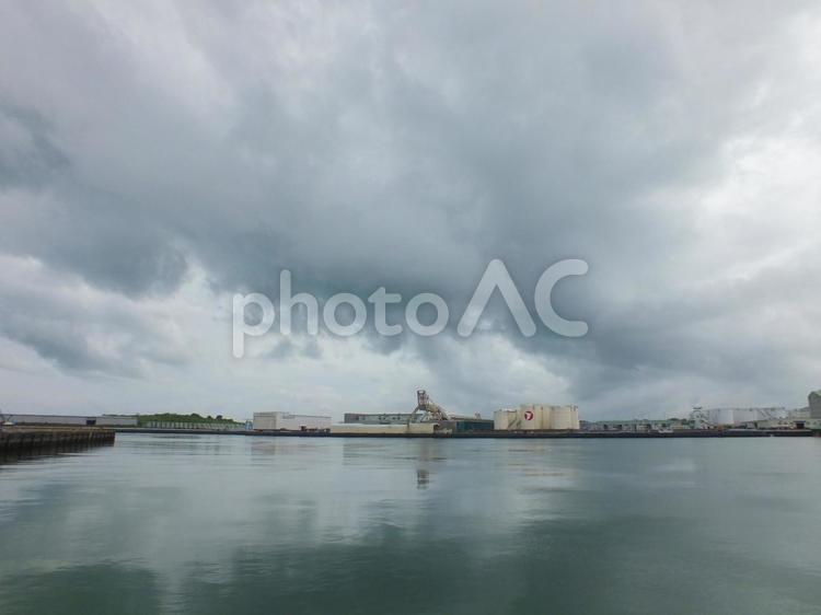 梅雨空の港風景 海,波,空の写真素材