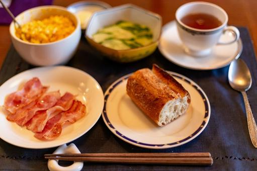 美味しいバゲットのある休日の朝食風景 パン,朝食,朝の写真素材