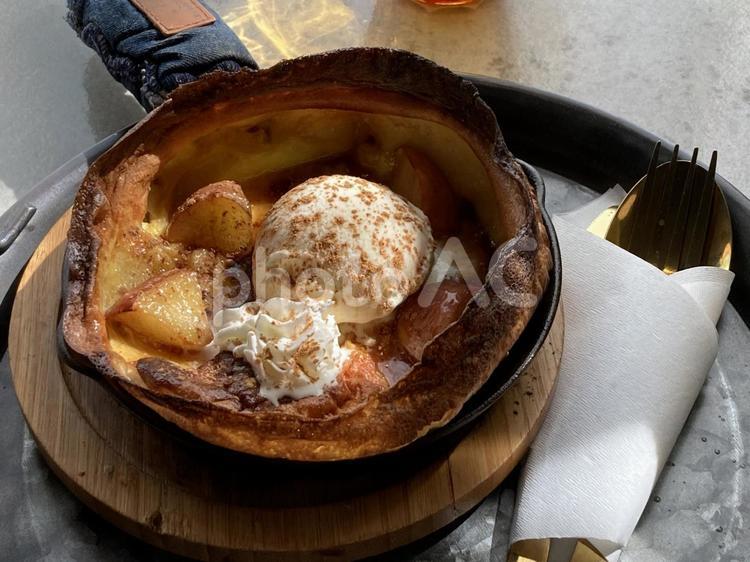 カフェ時間を彩る、至福のスイーツ スイーツ,デザート,カフェの写真素材