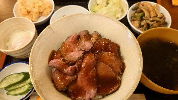 ローストビーフ丼定食 ローストビーフ丼定食の写真