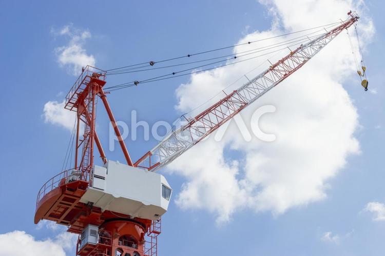 クライミングクレーンと青空。建設イメージ 建設現場,タワークレーン,クレーンの写真素材