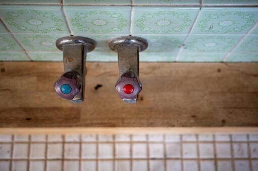 銭湯のレトロな水道の蛇口、カラン 水,蛇口,お手洗いの写真素材