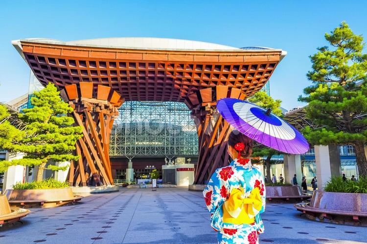 着物姿の女性の後ろ姿と金沢駅 鳥居,鼓門,金沢市の写真素材