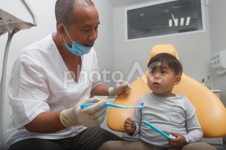 歯の治療を受ける子供12 歯医者,歯科医,男性の写真素材