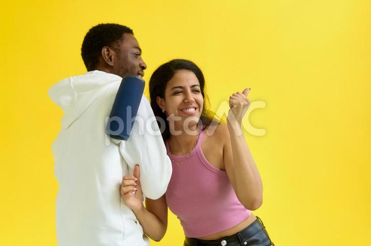 どこかを見ている男性と女性 男性,女性,恋人の写真素材