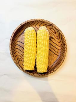 お盆に載せたとうもろこし とうもろこし,トウモロコシ,ぎっしりの写真素材