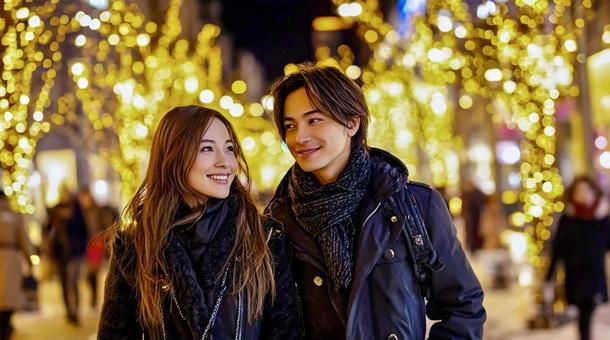 冬デートの雰囲気を楽しむ美男美女カップルの写真