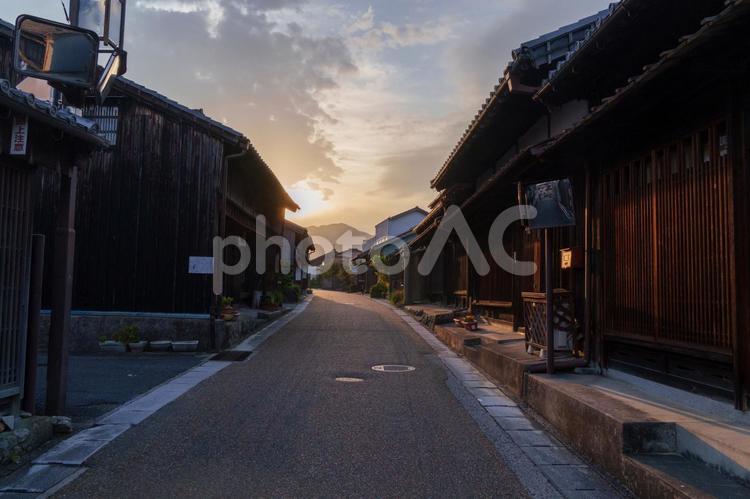 関宿、夕方の町屋の街並み 関宿,町屋,街並みの写真素材